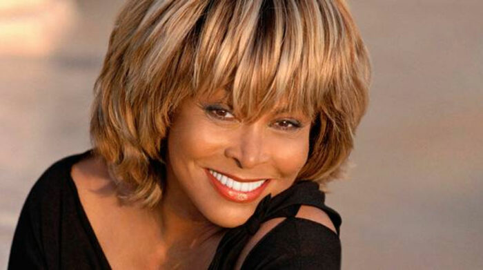 Una mujer sorprendente y una voz cautivadora, nos deja Tina Turner.